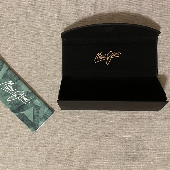 MAUI JIM Black Trifold Magnetic Close Foldable Glasses Case with Cleaning Cloth - Picture 3 of 4